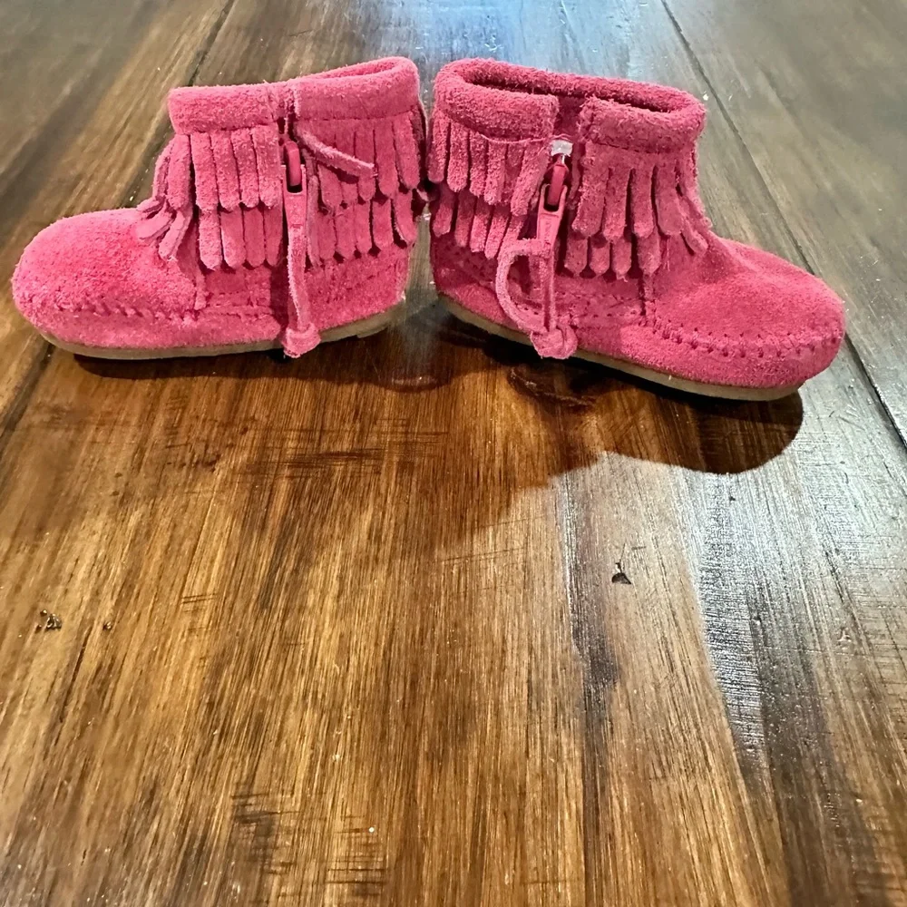 Minnetonka Super Cute Pink Suede boots Baby size 3
